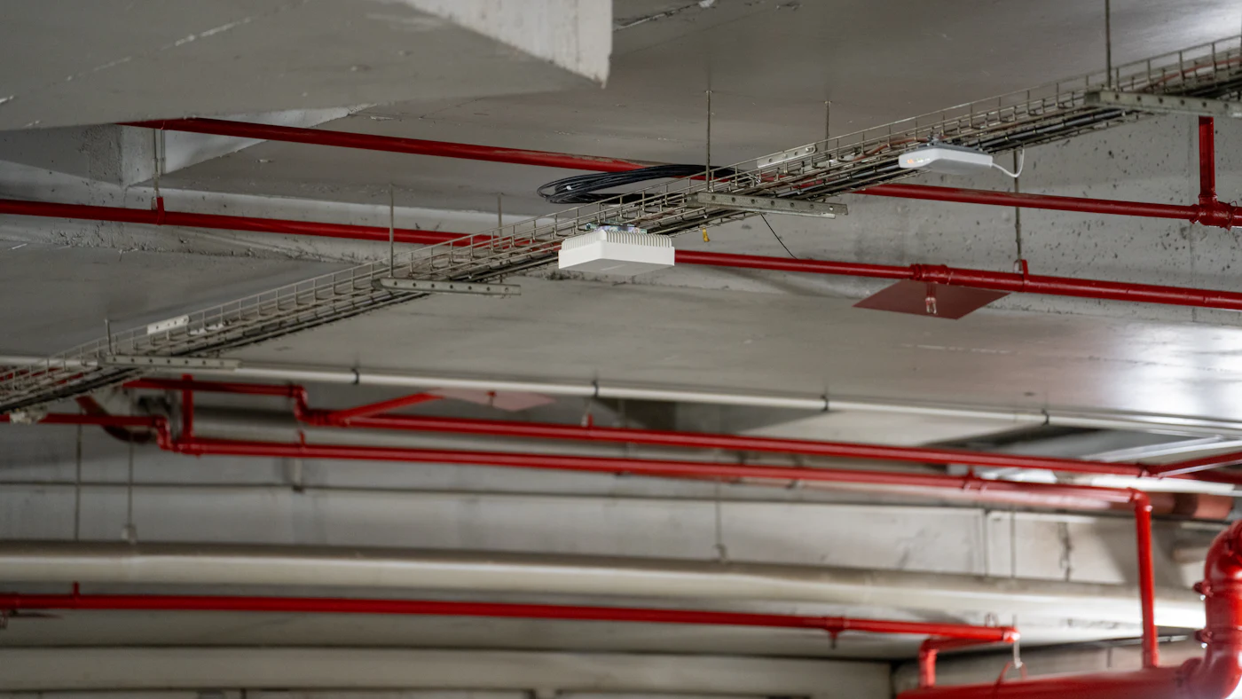 Beton tavanda kablo tavaları ve tesisat hatları